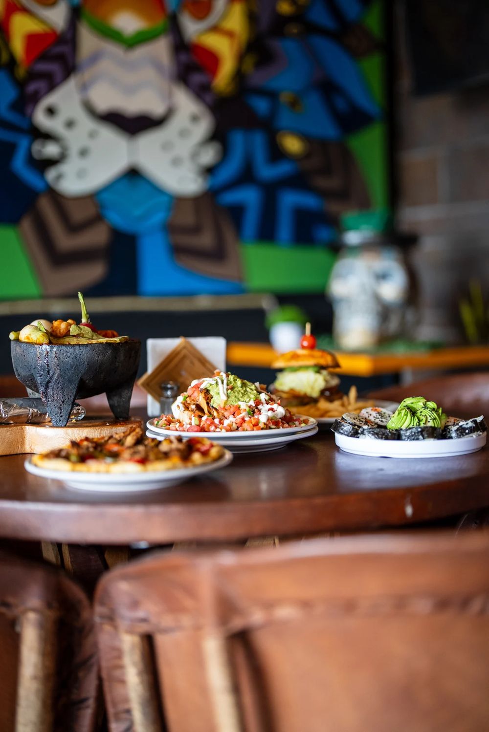 Mesa con especialidades y mural de Makabros